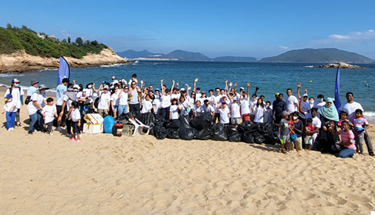 Environmental sustainability: A large group of people in front of a beach