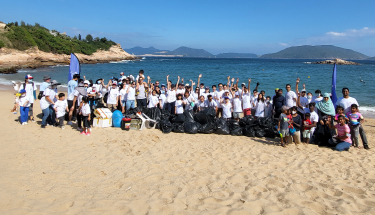 Environmental sustainability: A large group of people in front of a beach